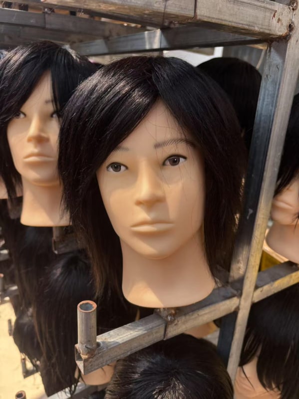 Model cap real pentru practică în frizerie pentru bărbați — păr uman, păr scurt drept, stil natural, pentru practică de tuns