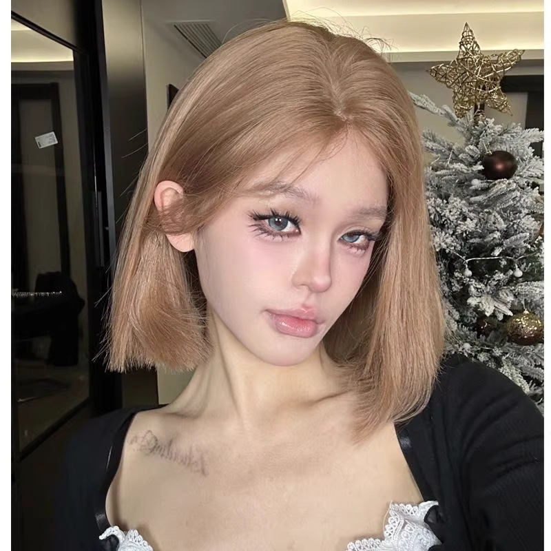 Perucă scurtă, păr drept, breton înclinat, acoperire totală a capului, fir rezistent la căldură, pentru femei