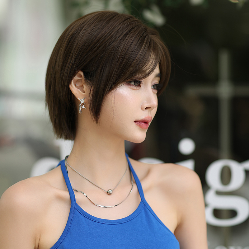 Perucă scurtă din fibre termorezistente, model D-138, stil peste cap (pulover), pufoasă, naturală și respirabilă, pentru purtare zilnică, poate modifica forma