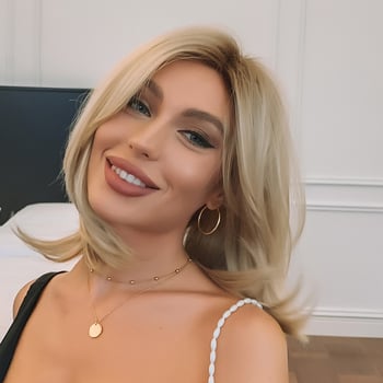 Perucă completă cu partajare laterală, vârfuri buclate, fibre rezistente la căldură, mătase japoneză