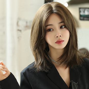 Perucă din fibre rezistente la temperatură, acoperire completă a scalpului, model D-144, parte centrală fără breton, aspect natural, pufos și respirabil