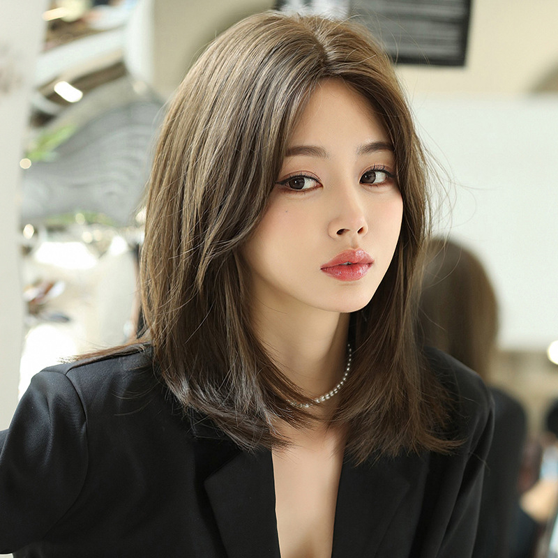 Perucă din fibre rezistente la temperatură, acoperire completă a scalpului, model D-144, parte centrală fără breton, aspect natural, pufos și respirabil