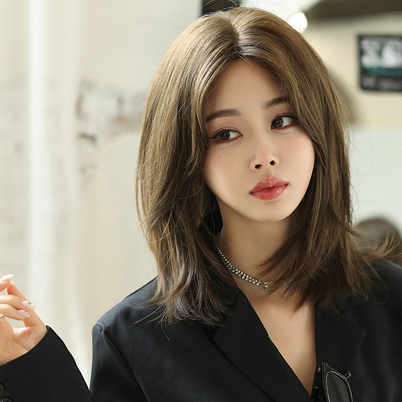 Perucă din fibre rezistente la temperatură, acoperire completă a scalpului, model D-144, parte centrală fără breton, aspect natural, pufos și respirabil