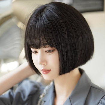 Perucă scurtă, acoperire completă a capului, top cu valuri, breton cu aer, fibră rezistentă la temperaturi înalte