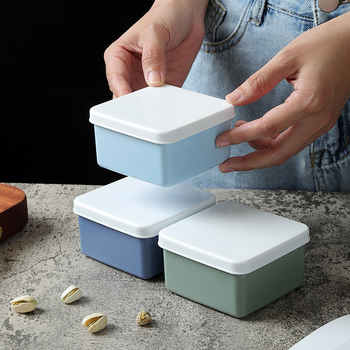 Set de patru recipiente pătrate din plastic pentru păstrarea alimentelor, compatibile cu microundele, capacitate 301-500 ml