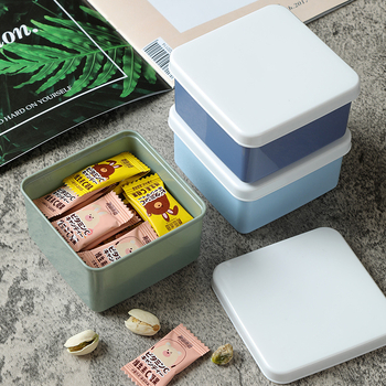 Set de patru recipiente pătrate din plastic pentru păstrarea alimentelor, compatibile cu microundele, capacitate 301-500 ml