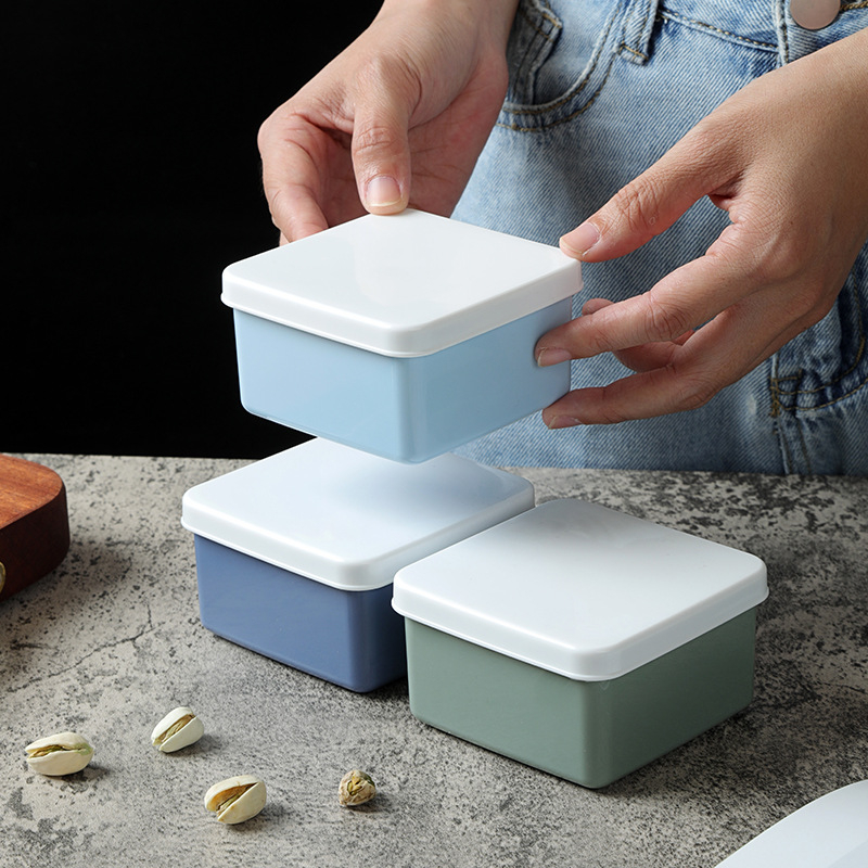 Set de patru recipiente pătrate din plastic pentru păstrarea alimentelor, compatibile cu microundele, capacitate 301-500 ml