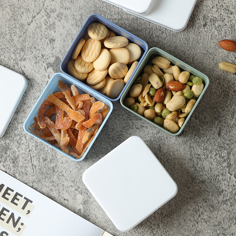 Set de patru recipiente pătrate din plastic pentru păstrarea alimentelor, compatibile cu microundele, capacitate 301-500 ml