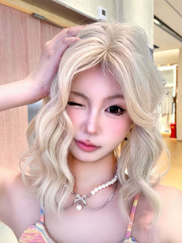 Perucă, păr scurt buclat, handmade, stil natural (Modelul 577; Mătase autohtonă; Bretoni drept sau înclinat; Nu poate fi vopsită)