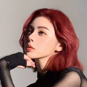 Prirodna kratka kovrčava perika sa srednjim dijelom i bočnim pramenovima, vlakna od visokotemperaturne svile, može se bojiti ili trajno kovrati.