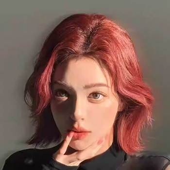 Prirodna kratka kovrčava perika sa srednjim dijelom i bočnim pramenovima, vlakna od visokotemperaturne svile, može se bojiti ili trajno kovrati.