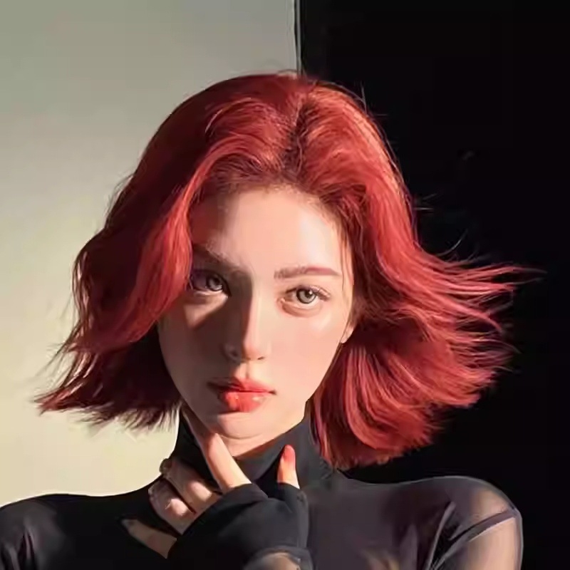 Prirodna kratka kovrčava perika sa srednjim dijelom i bočnim pramenovima, vlakna od visokotemperaturne svile, može se bojiti ili trajno kovrati.