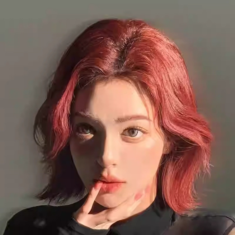 Prirodna kratka kovrčava perika sa srednjim dijelom i bočnim pramenovima, vlakna od visokotemperaturne svile, može se bojiti ili trajno kovrati.