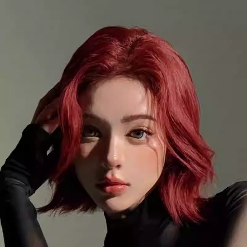 Prirodna kratka kovrčava perika sa srednjim dijelom i bočnim pramenovima, vlakna od visokotemperaturne svile, može se bojiti ili trajno kovrati.