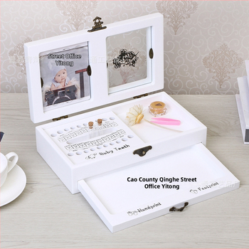 Drvena kutija za uspomene bebe: otisci ruku i stopala, mliječni zubi i kosa, sa zodijakom