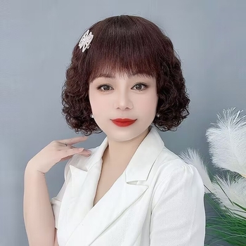 Model 8836: perucă scurtă bucle cu breton oblic, stil natural, material din sârmă rezistentă la temperaturi înalte, ușor de purtat