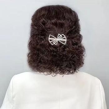 Model 8836: perucă scurtă bucle cu breton oblic, stil natural, material din sârmă rezistentă la temperaturi înalte, ușor de purtat