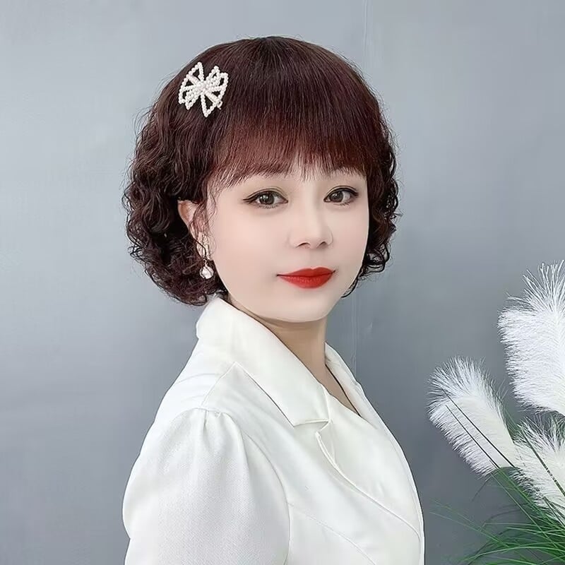 Model 8836: perucă scurtă bucle cu breton oblic, stil natural, material din sârmă rezistentă la temperaturi înalte, ușor de purtat