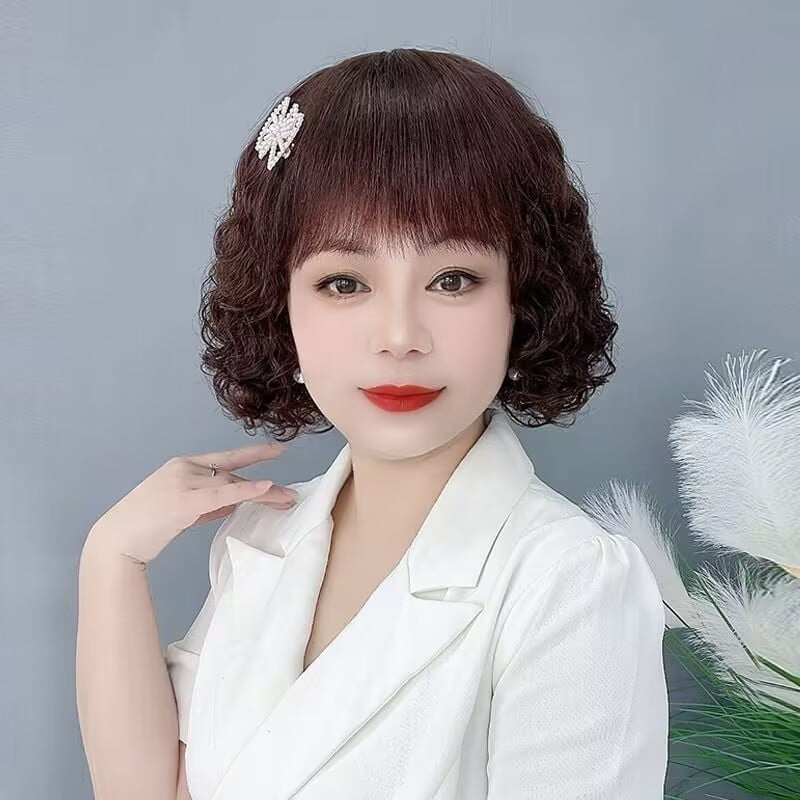 Model 8836: perucă scurtă bucle cu breton oblic, stil natural, material din sârmă rezistentă la temperaturi înalte, ușor de purtat