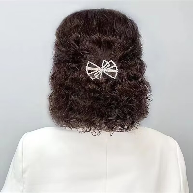 Model 8836: perucă scurtă bucle cu breton oblic, stil natural, material din sârmă rezistentă la temperaturi înalte, ușor de purtat