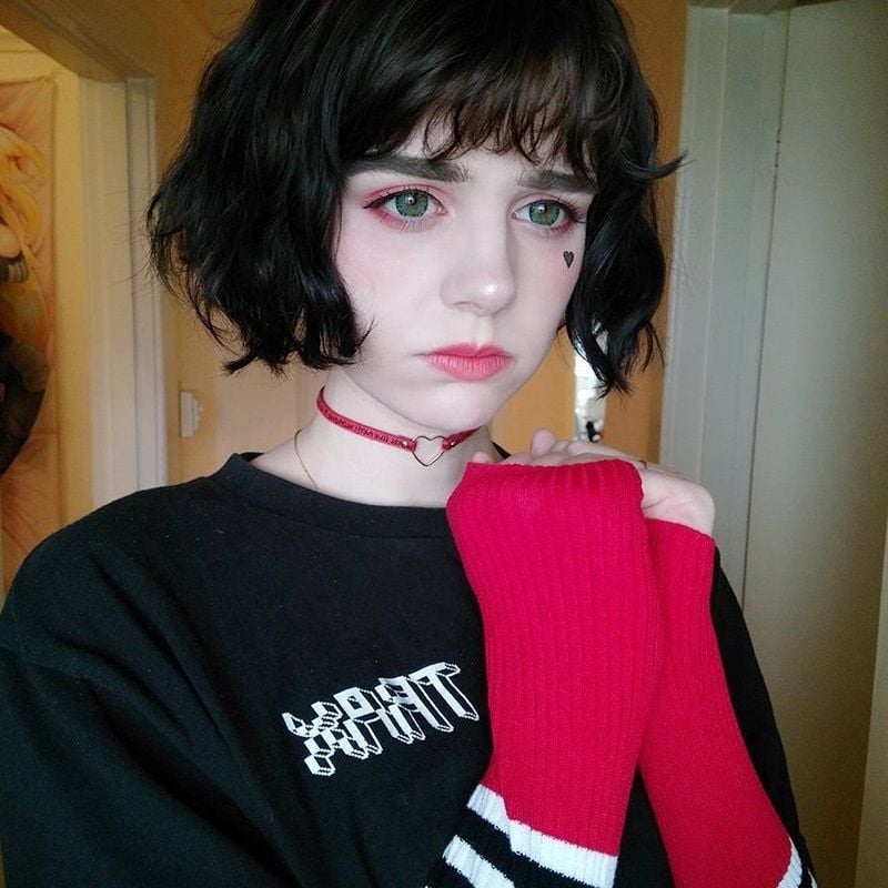 Model 8836: perucă scurtă bucle cu breton oblic, stil natural, material din sârmă rezistentă la temperaturi înalte, ușor de purtat