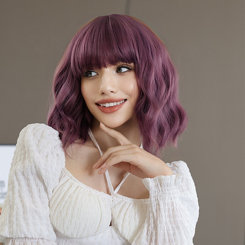 Perucă cu breton, păr scurt buclat, fibre rezistente la temperatură, stil natural