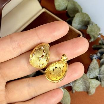 Σκουλαρίκια: καμπυλωτά τρισδιάστατα σε σχήμα ημι-αβγού με κενό γεωμετρικό σχέδιο; Υλικό: ορείχαλκος; Διαδικασία επίχρωσης: ηλεκτροεπίχωση; Υλικό βύσματος: χαλκός; Στυλ: Παλιό χρήμα