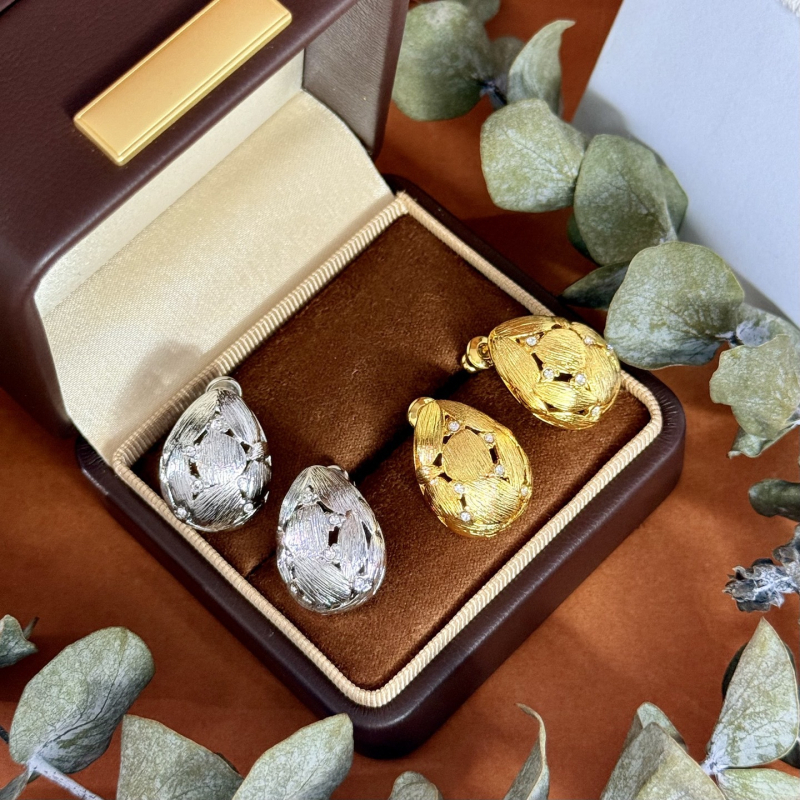 Σκουλαρίκια: καμπυλωτά τρισδιάστατα σε σχήμα ημι-αβγού με κενό γεωμετρικό σχέδιο; Υλικό: ορείχαλκος; Διαδικασία επίχρωσης: ηλεκτροεπίχωση; Υλικό βύσματος: χαλκός; Στυλ: Παλιό χρήμα