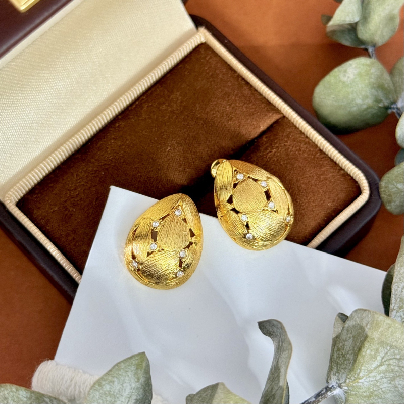 Σκουλαρίκια: καμπυλωτά τρισδιάστατα σε σχήμα ημι-αβγού με κενό γεωμετρικό σχέδιο; Υλικό: ορείχαλκος; Διαδικασία επίχρωσης: ηλεκτροεπίχωση; Υλικό βύσματος: χαλκός; Στυλ: Παλιό χρήμα