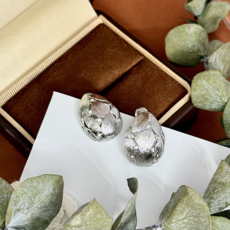 Σκουλαρίκια: καμπυλωτά τρισδιάστατα σε σχήμα ημι-αβγού με κενό γεωμετρικό σχέδιο; Υλικό: ορείχαλκος; Διαδικασία επίχρωσης: ηλεκτροεπίχωση; Υλικό βύσματος: χαλκός; Στυλ: Παλιό χρήμα