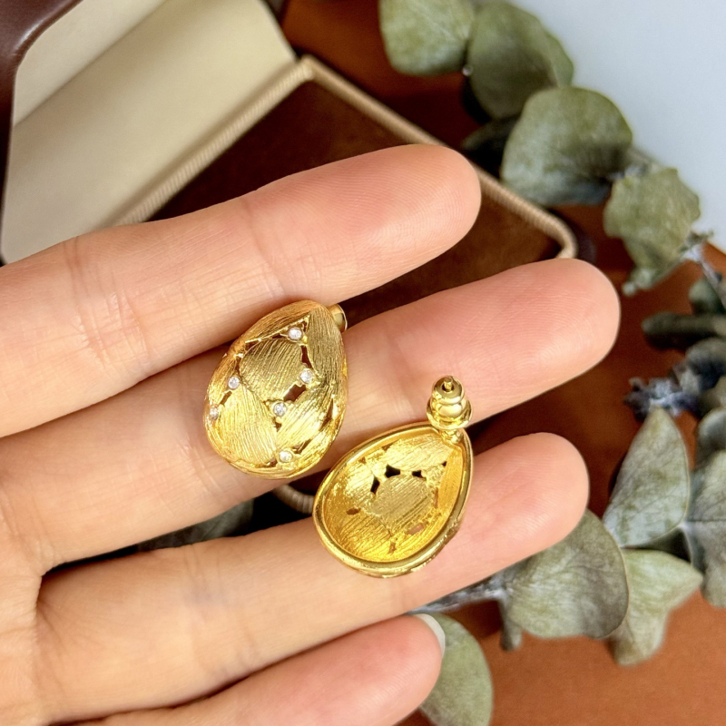 Σκουλαρίκια: καμπυλωτά τρισδιάστατα σε σχήμα ημι-αβγού με κενό γεωμετρικό σχέδιο; Υλικό: ορείχαλκος; Διαδικασία επίχρωσης: ηλεκτροεπίχωση; Υλικό βύσματος: χαλκός; Στυλ: Παλιό χρήμα