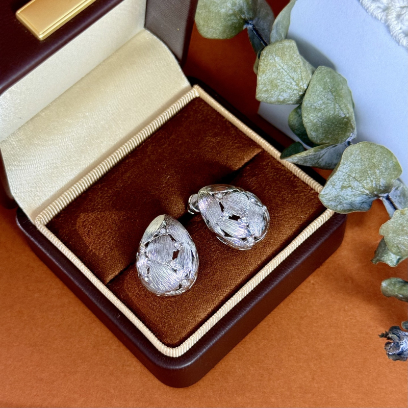 Σκουλαρίκια: καμπυλωτά τρισδιάστατα σε σχήμα ημι-αβγού με κενό γεωμετρικό σχέδιο; Υλικό: ορείχαλκος; Διαδικασία επίχρωσης: ηλεκτροεπίχωση; Υλικό βύσματος: χαλκός; Στυλ: Παλιό χρήμα