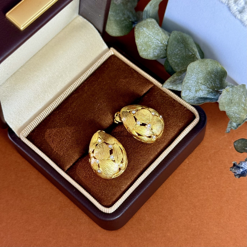 Σκουλαρίκια: καμπυλωτά τρισδιάστατα σε σχήμα ημι-αβγού με κενό γεωμετρικό σχέδιο; Υλικό: ορείχαλκος; Διαδικασία επίχρωσης: ηλεκτροεπίχωση; Υλικό βύσματος: χαλκός; Στυλ: Παλιό χρήμα