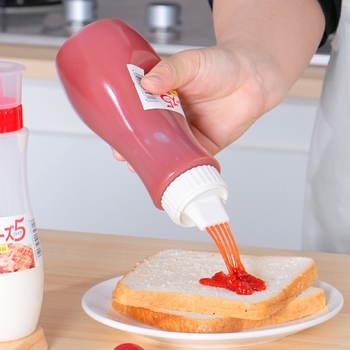 NAKAYA recipientă de tip squeeze cu cinci orificii pentru sosuri, din plastic, pentru sosuri lipicioase, design modern minimalist, lansată în primăvara lui 2017.