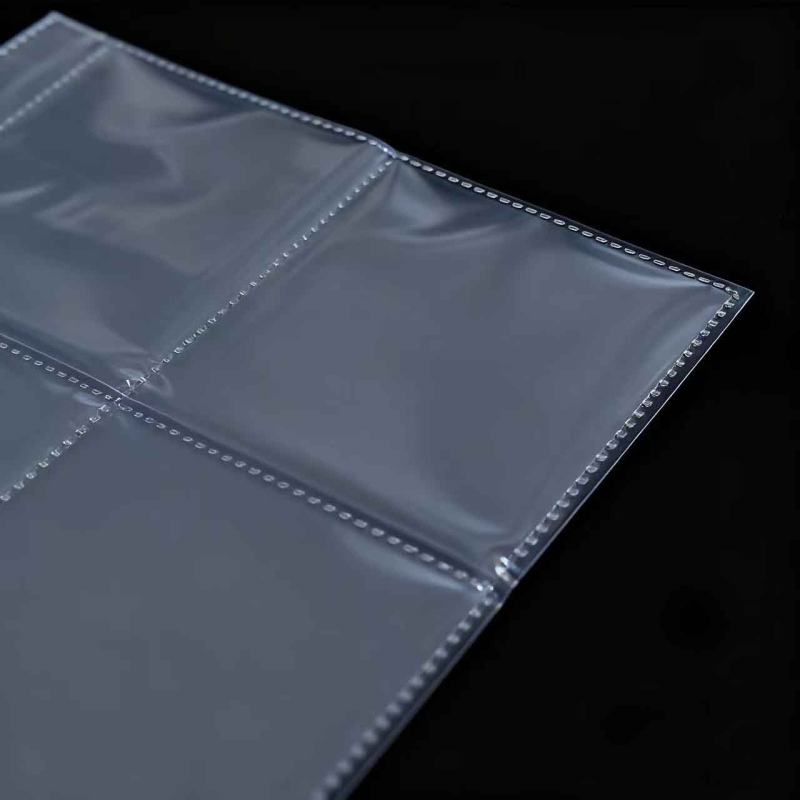 Pagini interioare transparente pentru mini-album de cărți poștale – aranjament cu grile 1/2/4, material PP, 1 foaie, găuri personalizabile și posibilitatea imprimării siglei