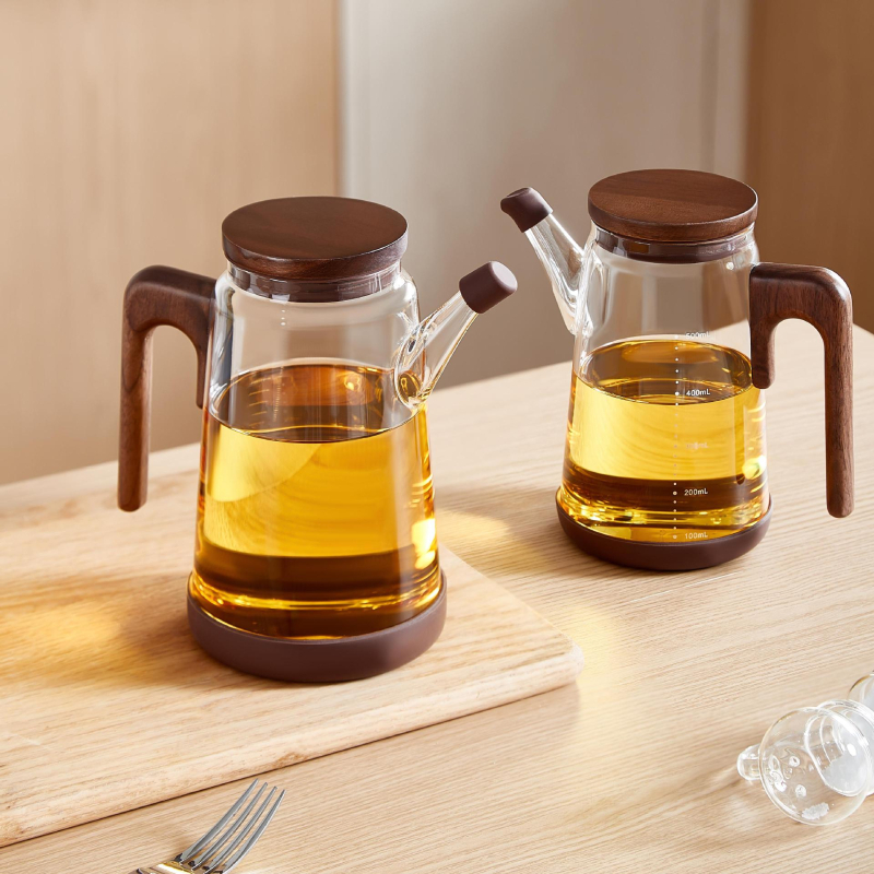 Recipient de ulei din sticlă cu capac și mâner din lemn de nuc, logo imprimat, stil modern minimalist