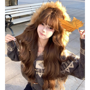 Perucă pentru femei cu păr lung buclat și breton drept, model C24-005, păr din mătase rezistentă la temperaturi înalte, fabricată pe mașină