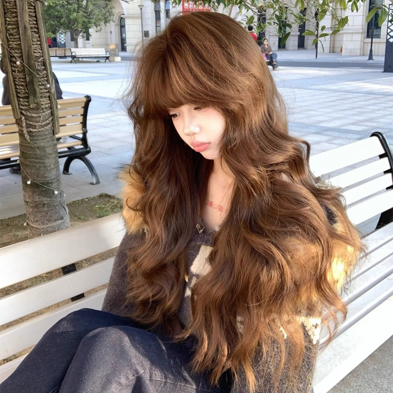 Perucă pentru femei cu păr lung buclat și breton drept, model C24-005, păr din mătase rezistentă la temperaturi înalte, fabricată pe mașină