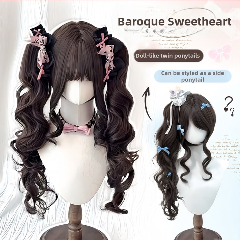 Perucă Baroque Sweetheart: păr lung, bucle, breton înclinat și cozi duble detașabile, fibre rezistente la temperatură înaltă, Model 0032+2128