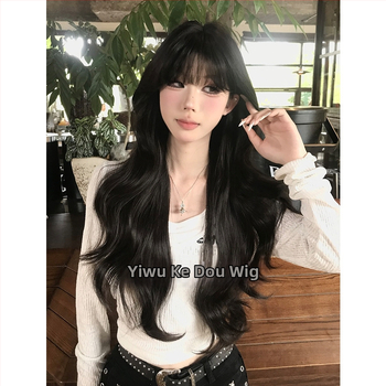 Perucă lungă buclată cu breton Qi, model L02, fibre rezistente la temperatură, mecanism