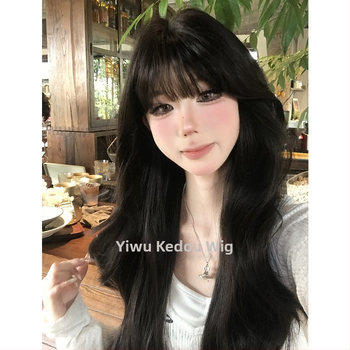 Perucă lungă buclată cu breton Qi, model L02, fibre rezistente la temperatură, mecanism