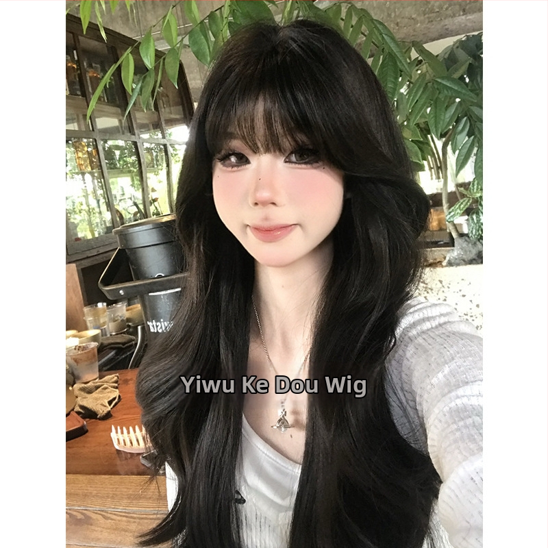 Perucă lungă buclată cu breton Qi, model L02, fibre rezistente la temperatură, mecanism