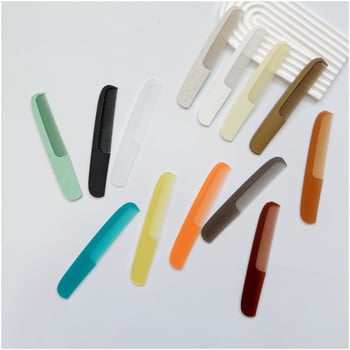 Pieptan cu finisaj mat, compact şi portabil, în formă de lună, anti-static, ecologic