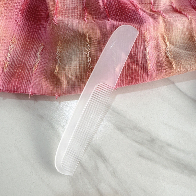 Pieptan cu finisaj mat, compact şi portabil, în formă de lună, anti-static, ecologic