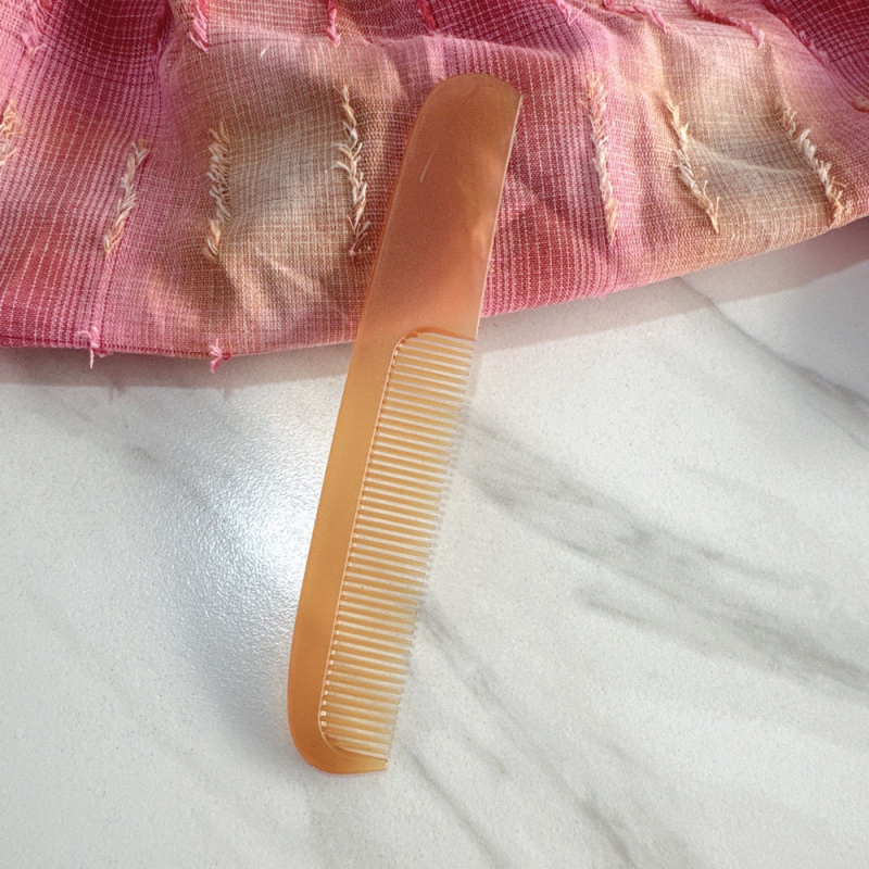 Pieptan cu finisaj mat, compact şi portabil, în formă de lună, anti-static, ecologic