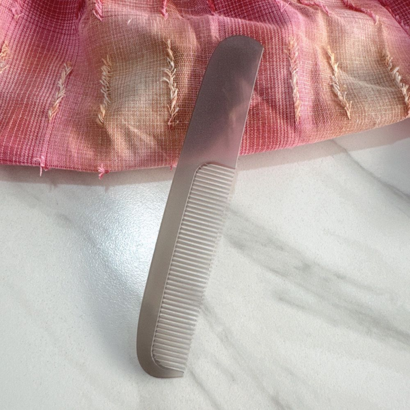 Pieptan cu finisaj mat, compact şi portabil, în formă de lună, anti-static, ecologic