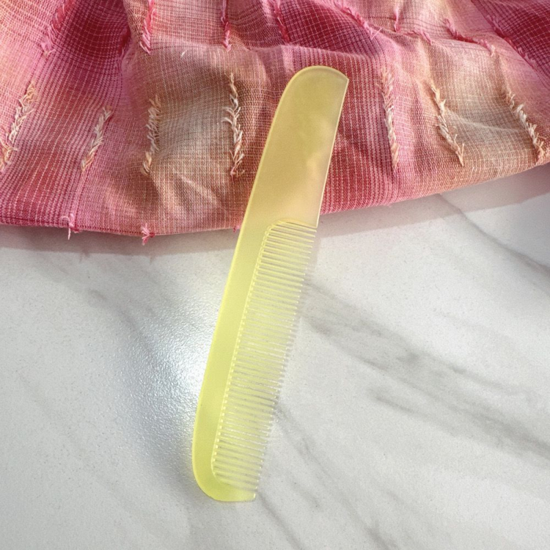 Pieptan cu finisaj mat, compact şi portabil, în formă de lună, anti-static, ecologic