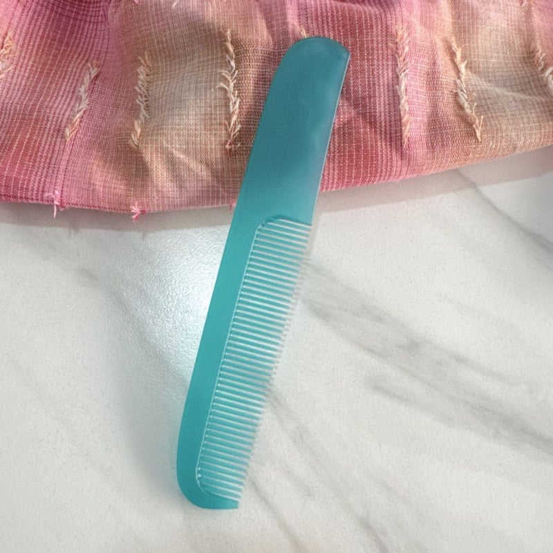 Pieptan cu finisaj mat, compact şi portabil, în formă de lună, anti-static, ecologic