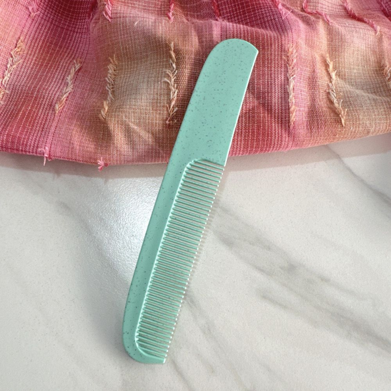 Pieptan cu finisaj mat, compact şi portabil, în formă de lună, anti-static, ecologic