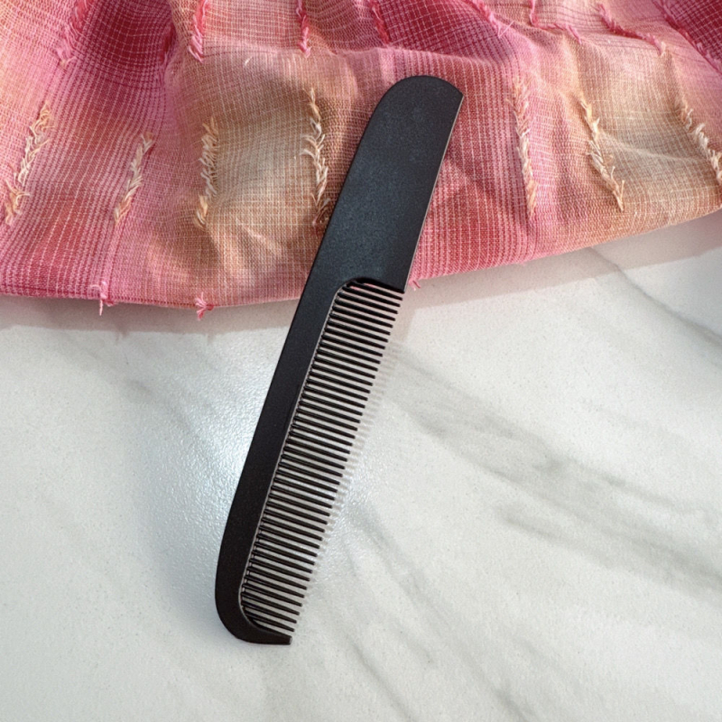 Pieptan cu finisaj mat, compact şi portabil, în formă de lună, anti-static, ecologic